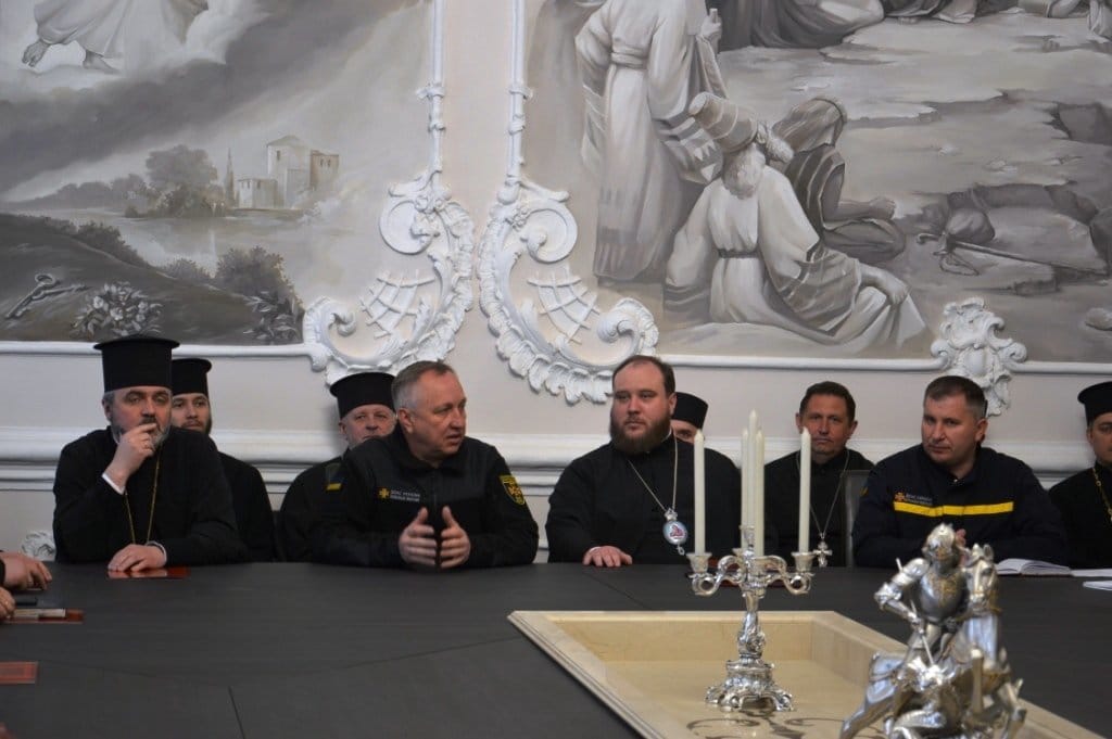Спасатели в Днепре учили священников пользоваться огнетушителями - рис. 3
