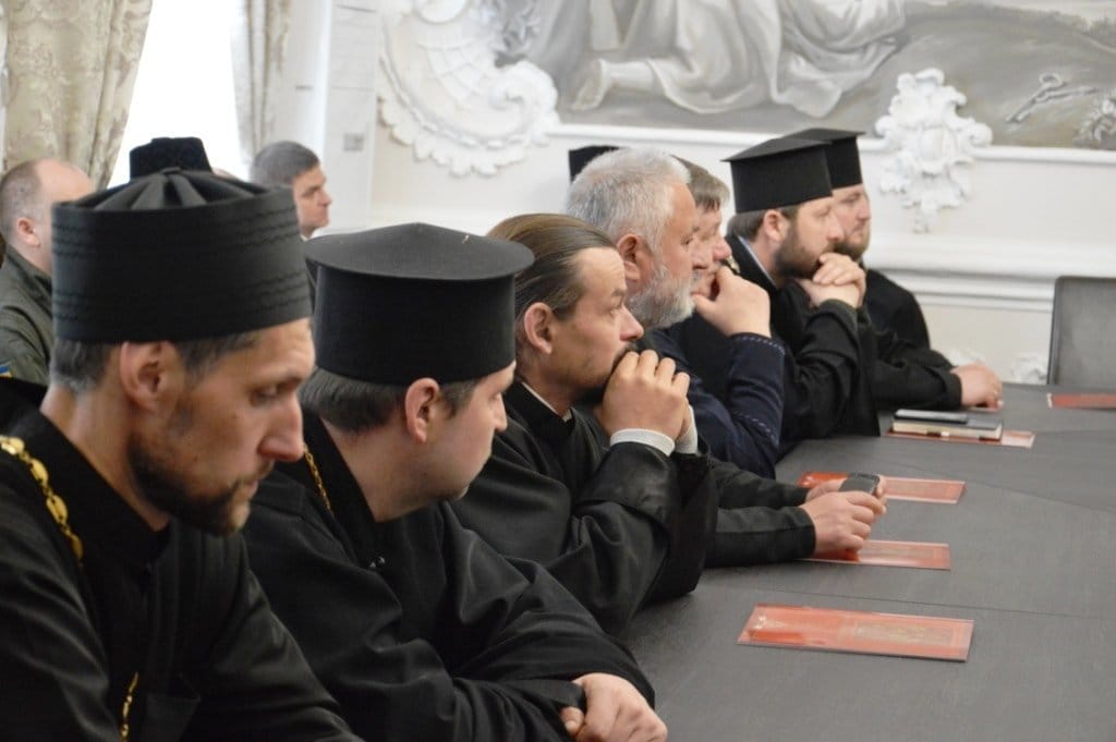 Спасатели в Днепре учили священников пользоваться огнетушителями - рис. 2