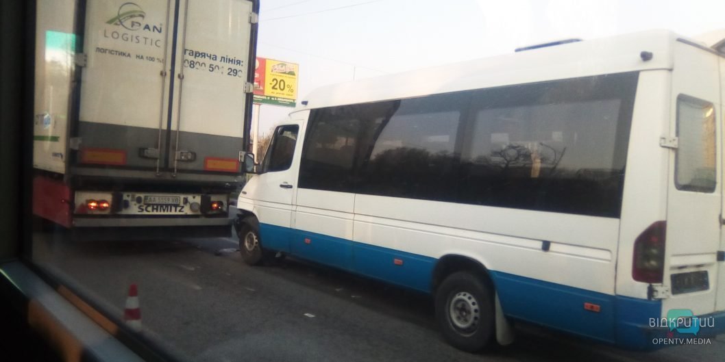 В Днепре на Слобожанском проспекте маршрутка врезалась в грузовик: пострадали пять человек - рис. 1