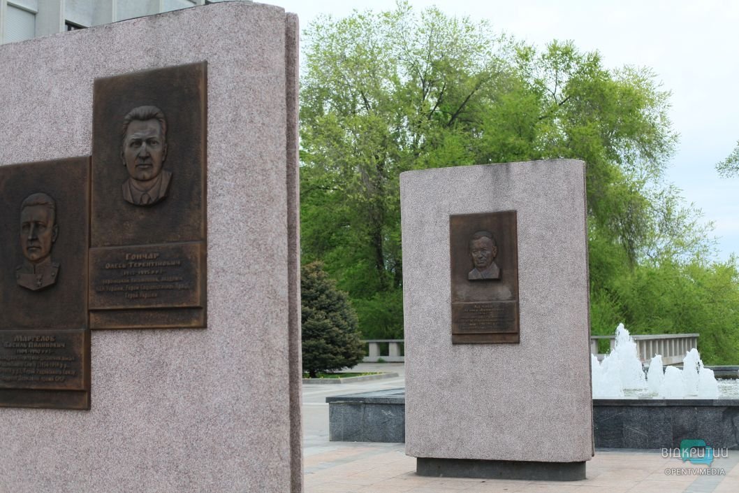 Единственный памятник президенту Кучме в Днепре установлен с грубой ошибкой - рис. 1