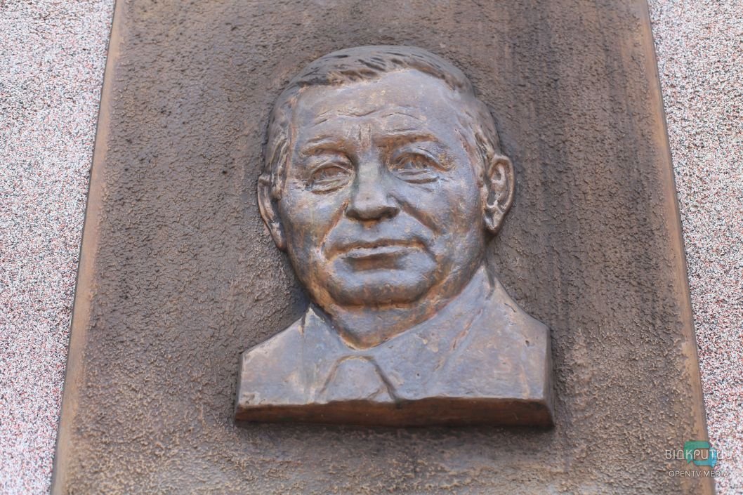 Единственный памятник президенту Кучме в Днепре установлен с грубой ошибкой - рис. 3