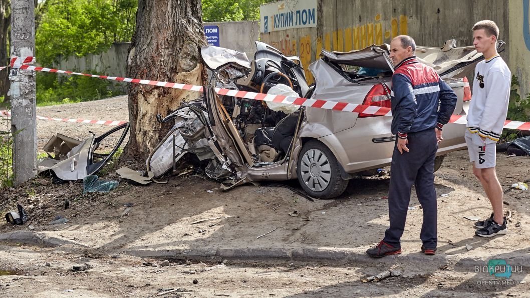 Ужасное ДТП в Днепре: авто врезалось в дерево, есть погибшие - рис. 9