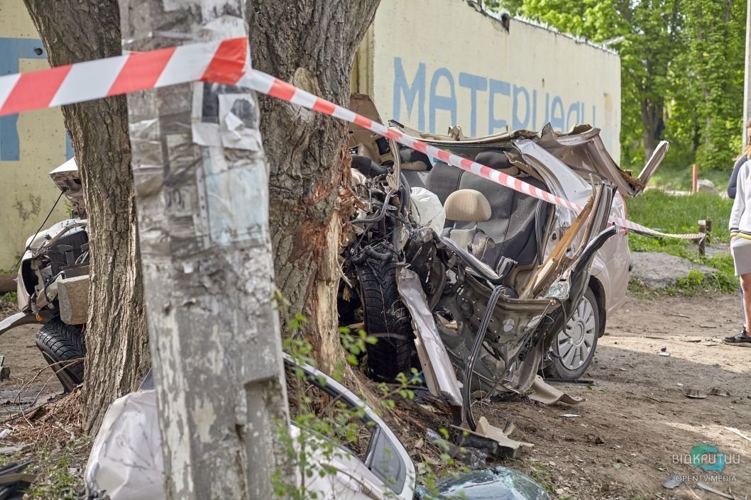 Ужасное ДТП в Днепре: авто врезалось в дерево, есть погибшие - рис. 8