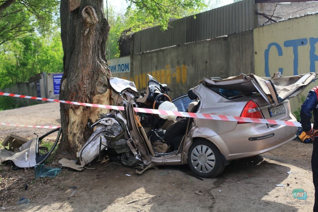 Ужасное ДТП в Днепре: авто врезалось в дерево, есть погибшие - рис. 7