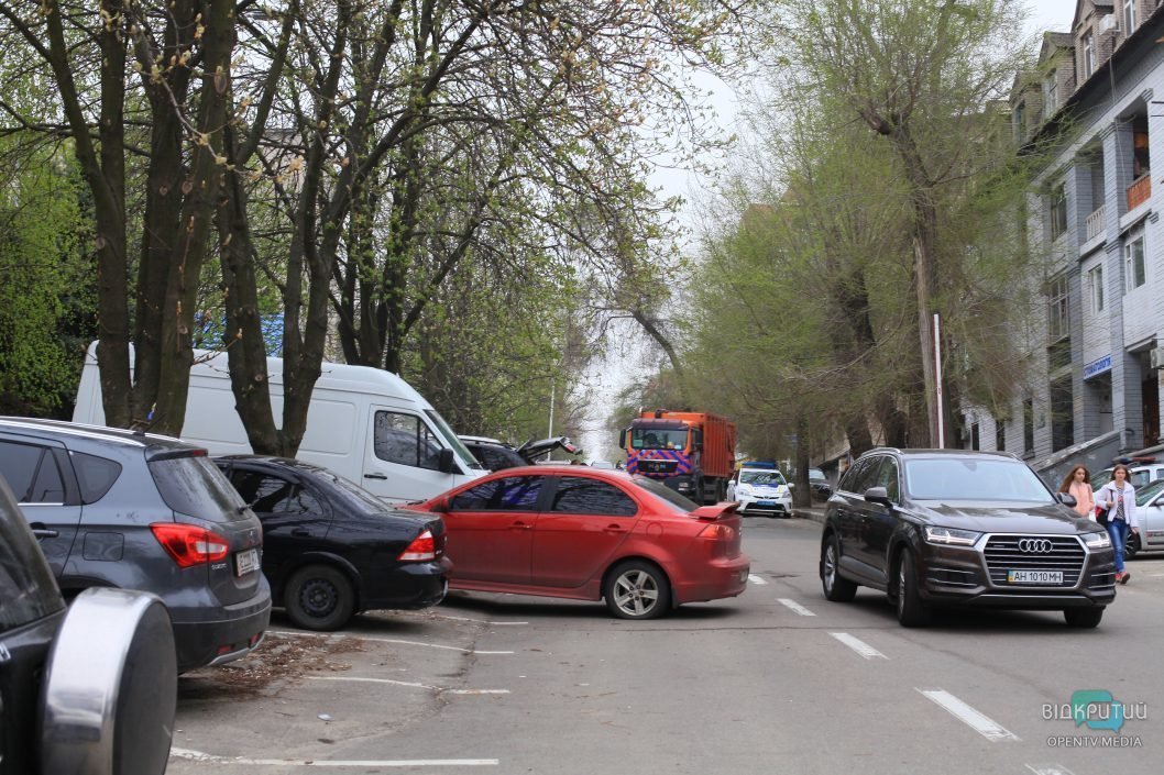 В центре Днепра произошло ДТП: столкнулись мусоровоз и Audi - рис. 3
