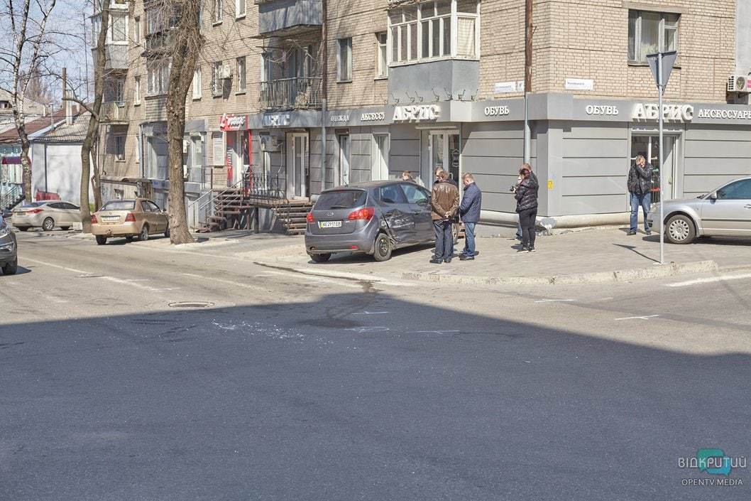 В Днепре на Жуковского грузовик «протаранил» автомобиль Kia - рис. 1