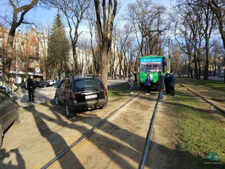 В Днепре на проспекте Яворницкого автохам заблокировал движение трамваев - рис. 14