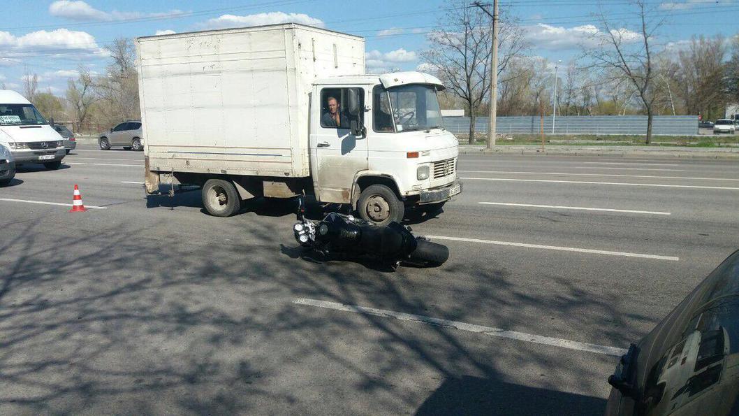 В Днепре, на улице Набережная Победы, столкнулись автомобиль Daewoo и мотоцикл - рис. 1