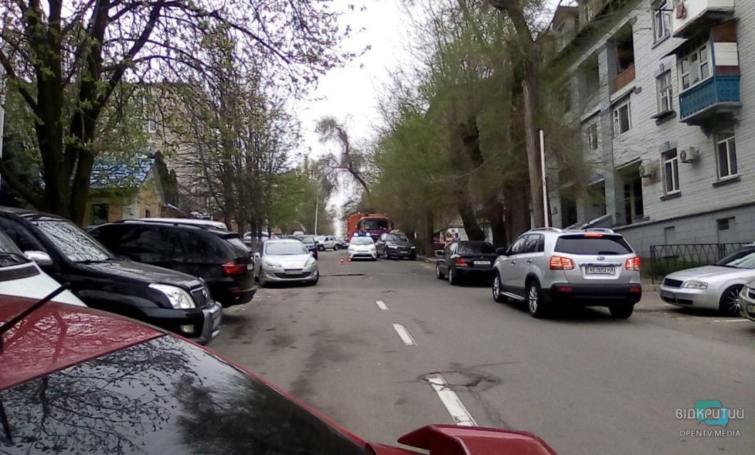 В центре Днепра произошло ДТП: столкнулись мусоровоз и Audi - рис. 1