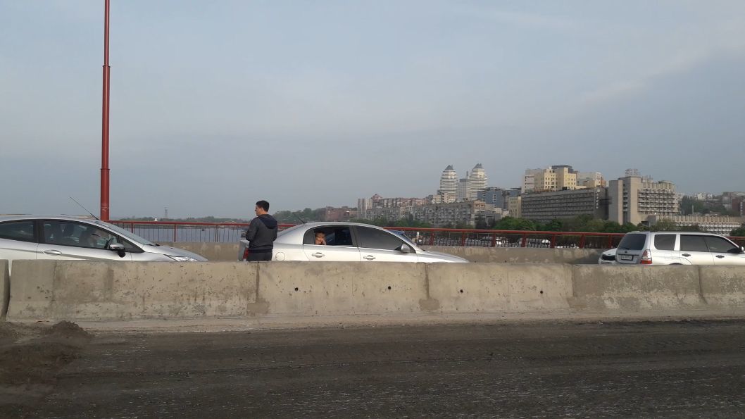 В Днепре на Новом мосту произошло ДТП: столкнулись четыре автомобиля - рис. 1
