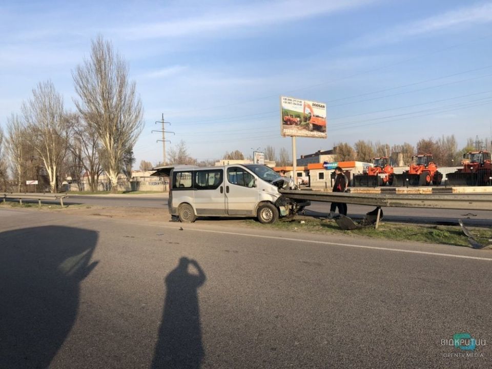 В Днепре на Донецком шоссе Opel «влетел» в железный разделитель - рис. 1