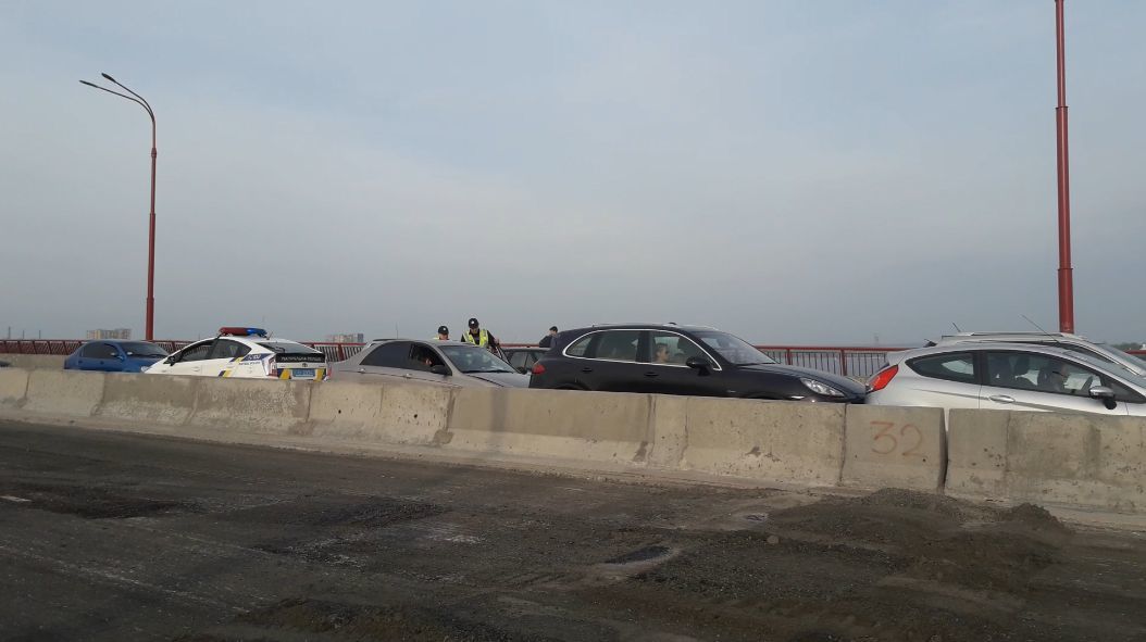 В Днепре на Новом мосту произошло ДТП: столкнулись четыре автомобиля - рис. 3