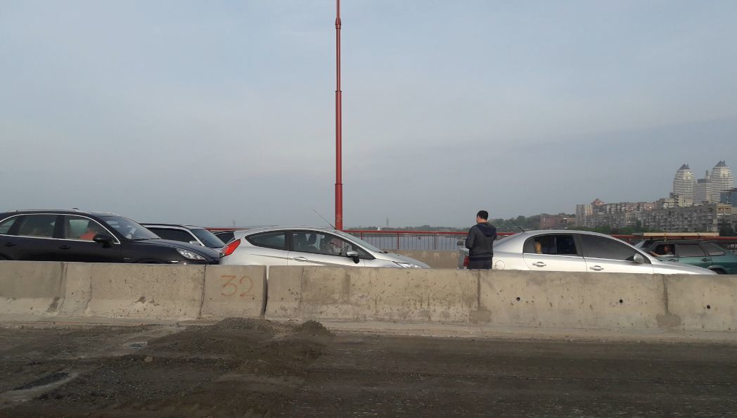 В Днепре на Новом мосту произошло ДТП: столкнулись четыре автомобиля - рис. 2