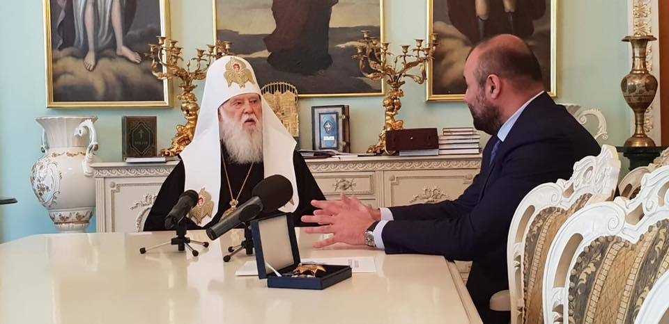 Филарет наградил Александра Петровского орденом - рис. 1