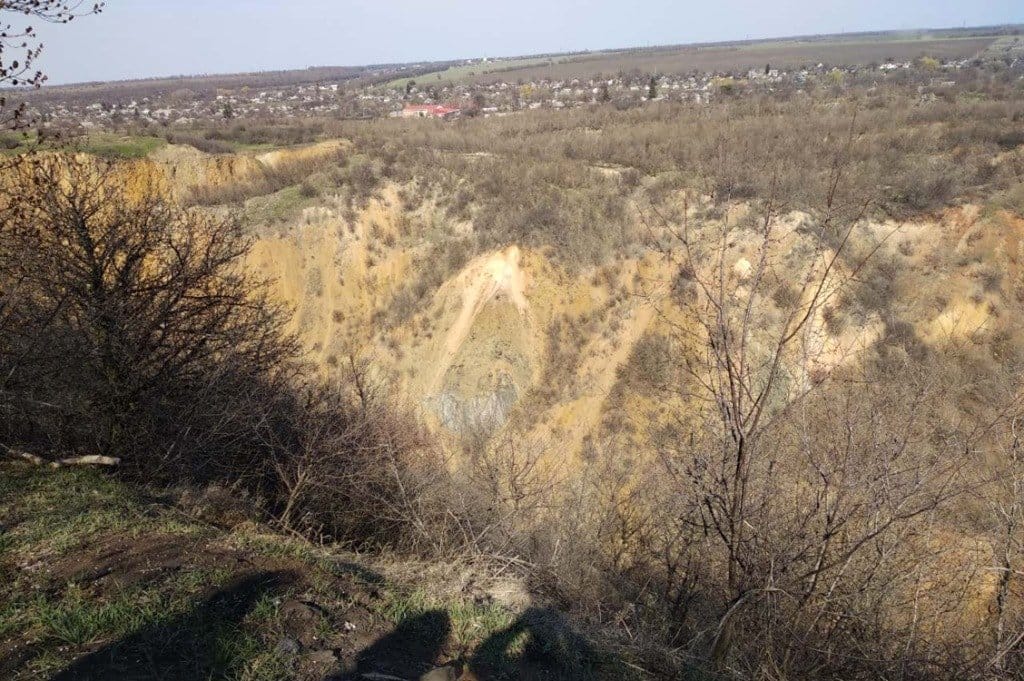В Желтых Водах мальчик упал в заброшенный карьер - рис. 1