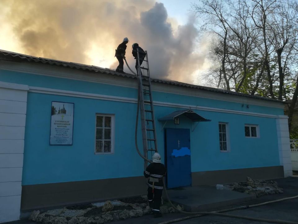 В Каменском горела церковь: пожар тушили около двух часов - рис. 1