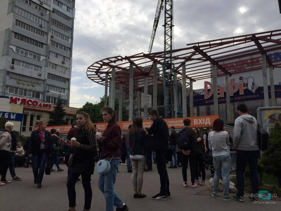 В Днепре заминировали аэропорт и торговый центр: людей эвакуируют - рис. 1