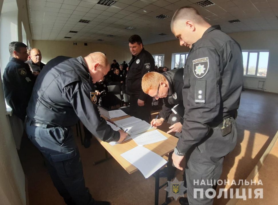В Днепропетровской области полиция заступила на охрану избирательных участков - рис. 1