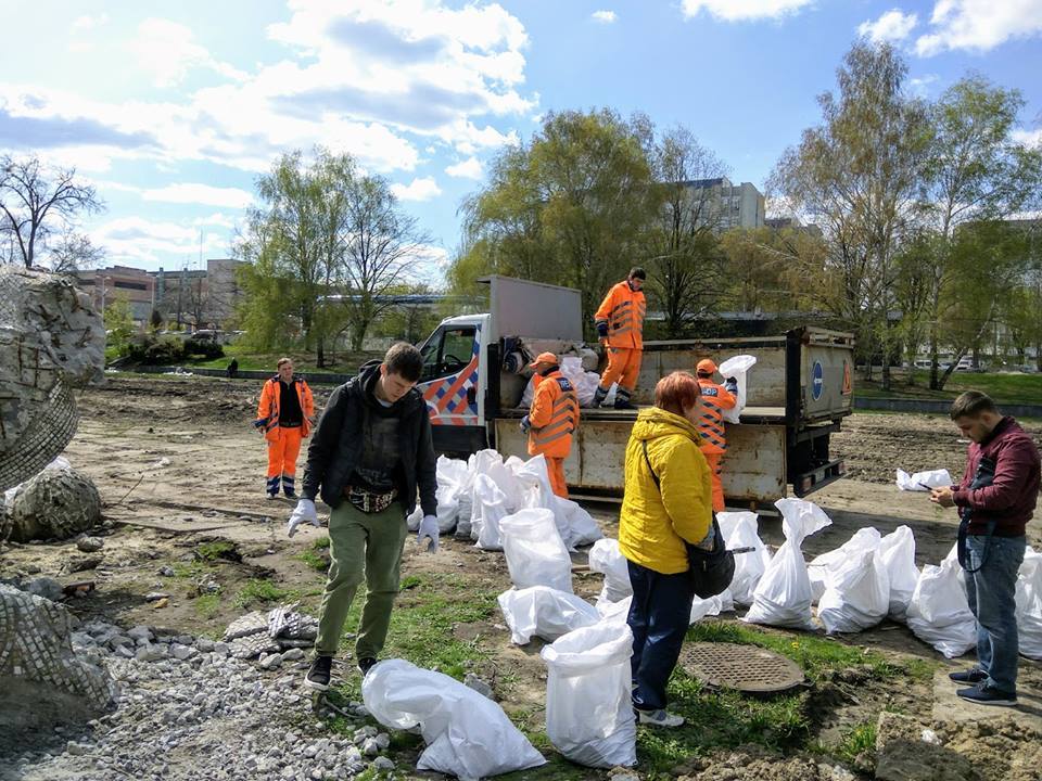 В Днепре разрушенную скульптуру «Дніпровські хвилі» увозят на склад - рис. 3