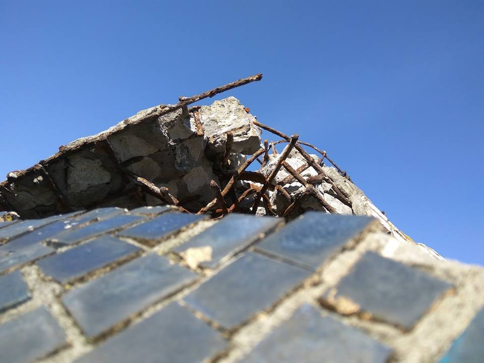 В Днепре разрушенную скульптуру «Дніпровські хвилі» увозят на склад - рис. 4