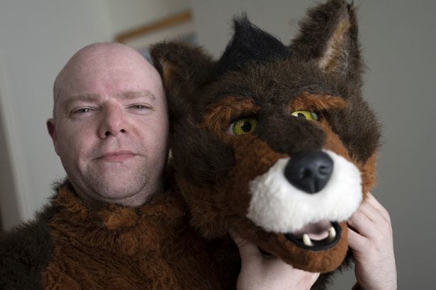 Человек-пёс: в Британии мужчина чувствует себя собакой и лает на друзей - рис. 11