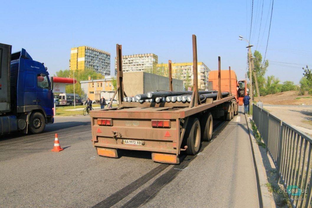 В Днепре на Набережной Победы столкнулись две легковушки и фура: движение транспорта затруднено - рис. 2