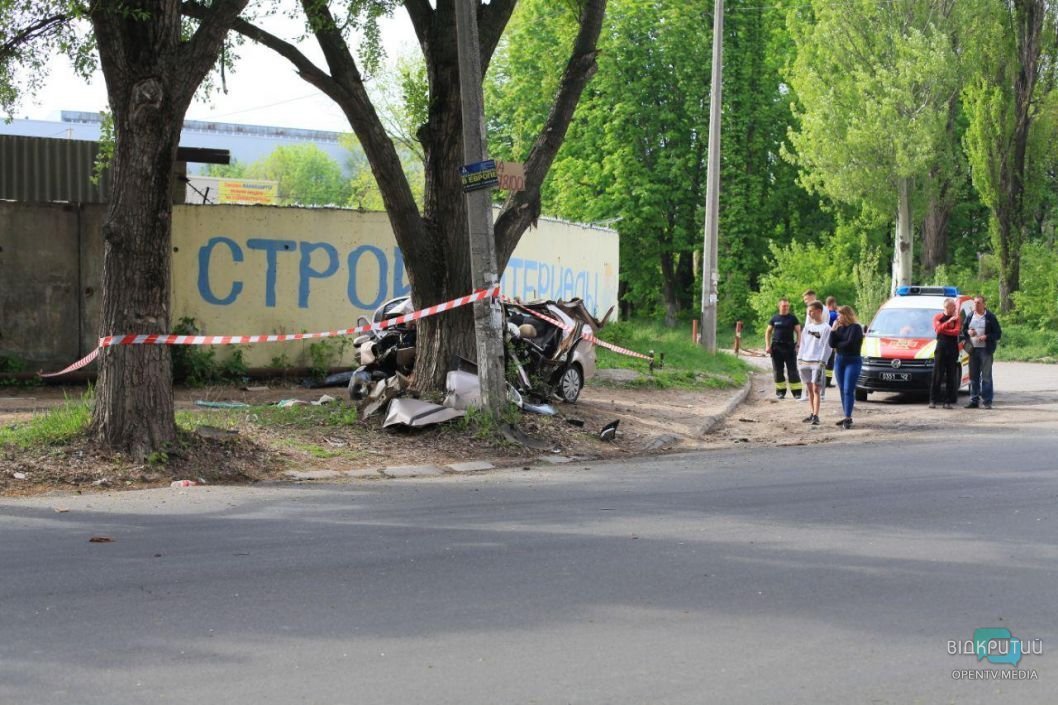 Ужасное ДТП в Днепре: авто врезалось в дерево, есть погибшие - рис. 3