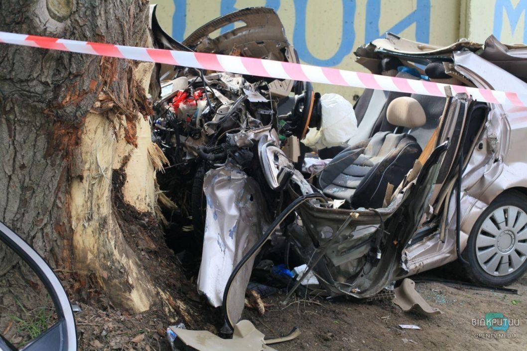 Ужасное ДТП в Днепре: авто врезалось в дерево, есть погибшие - рис. 1