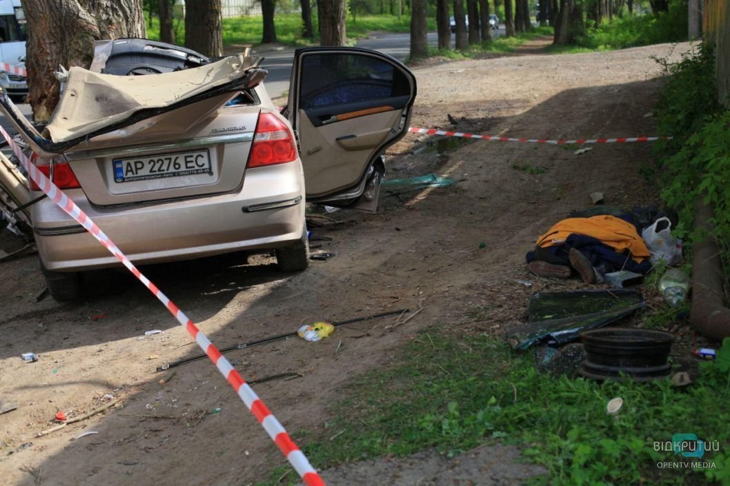 Ужасное ДТП в Днепре: авто врезалось в дерево, есть погибшие - рис. 2