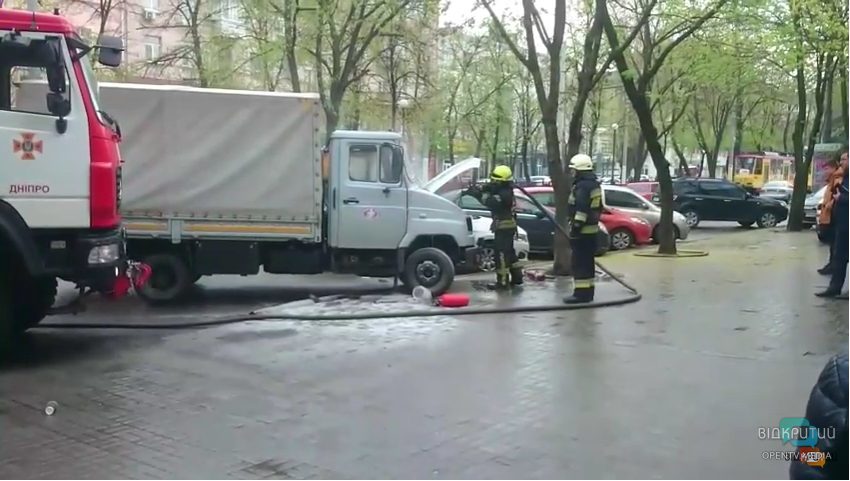 На центральном проспекте Днепра горел грузовик - рис. 1
