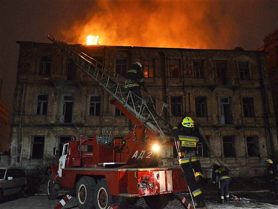 В центре Днепра произошел пожар: пострадал человек - рис. 2