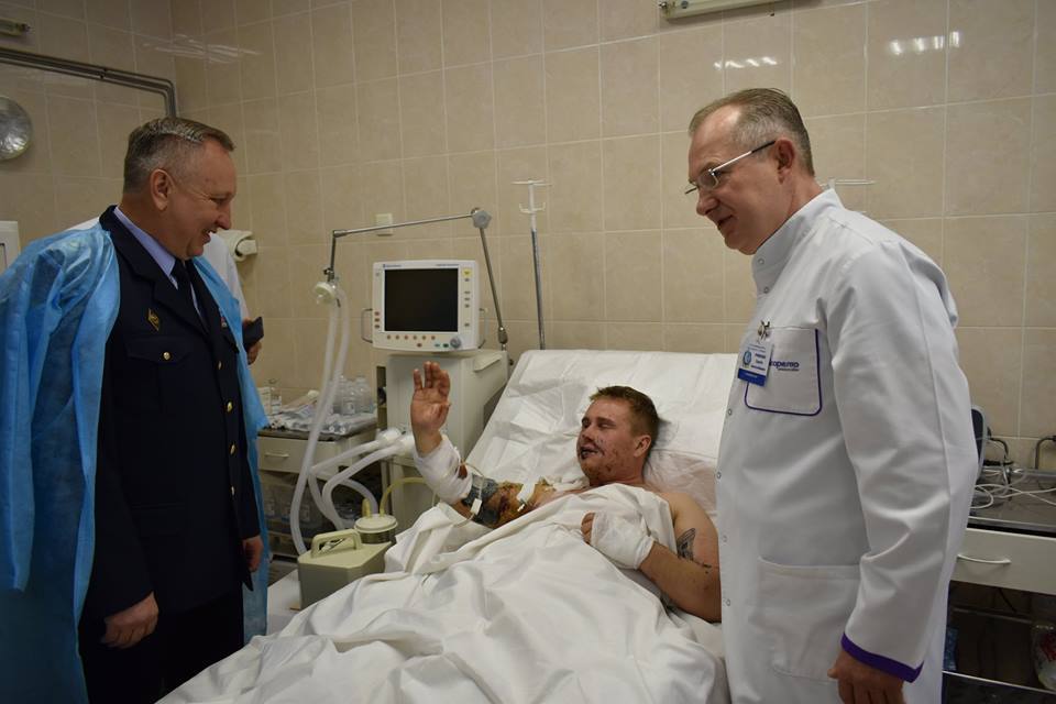 «Спасатели спасателям»: в Днепре пожарные подарили больнице медицинское оборудование - рис. 1