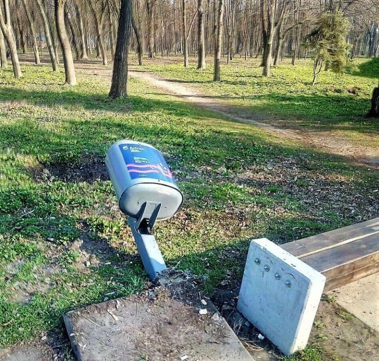 В парке «40-летия освобождения Днепропетровска» вандалы уничтожили около 20-ти урн - рис. 6