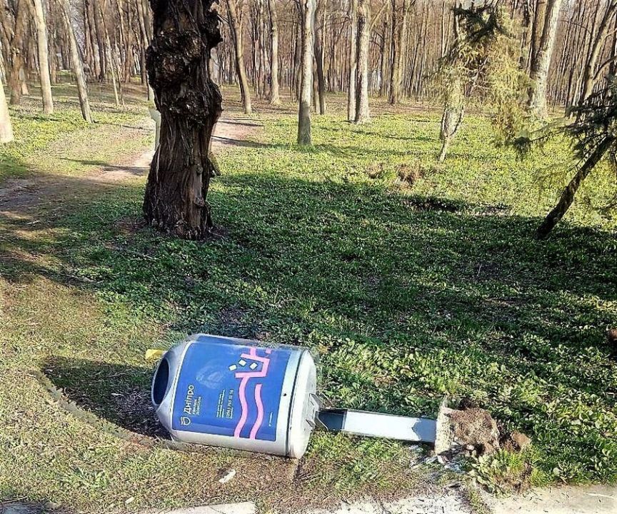 В парке «40-летия освобождения Днепропетровска» вандалы уничтожили около 20-ти урн - рис. 5