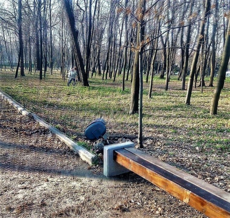В парке «40-летия освобождения Днепропетровска» вандалы уничтожили около 20-ти урн - рис. 4