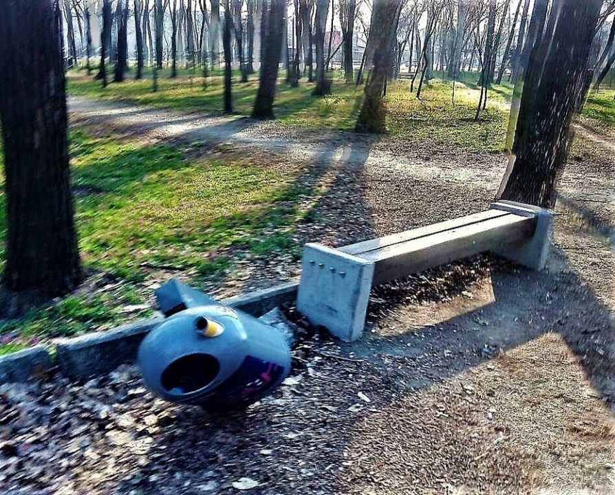 В парке «40-летия освобождения Днепропетровска» вандалы уничтожили около 20-ти урн - рис. 3