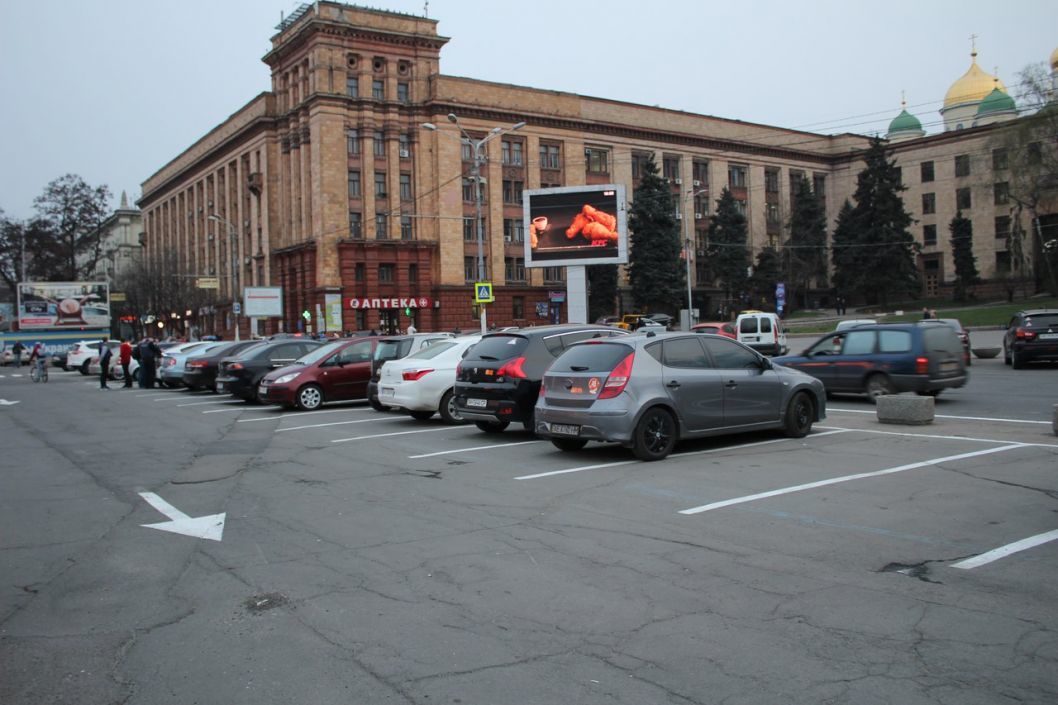 Парковка в центре Днепра временно приостанавливает работу - рис. 1