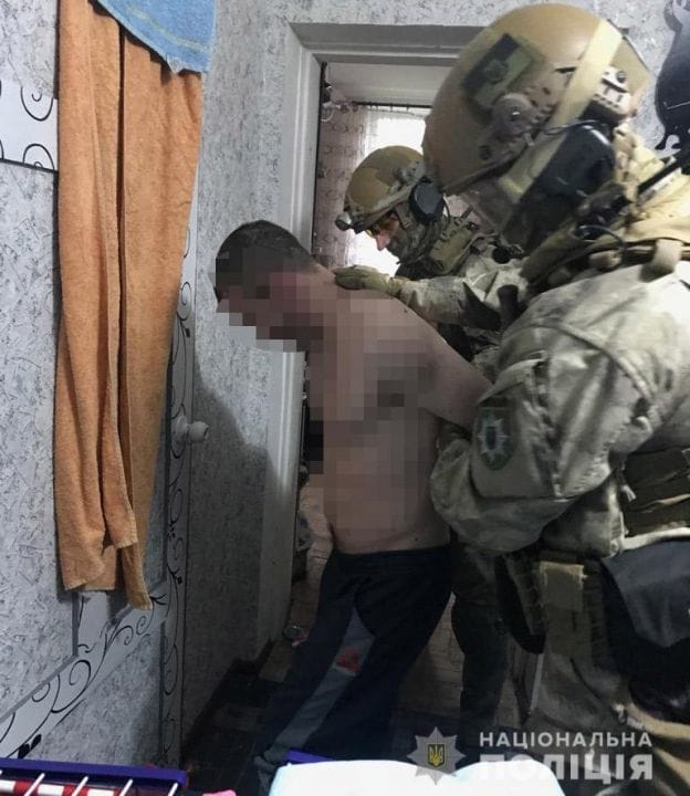 В Каменском спецслужбы задержали наркоторговцев с боеприпасами - рис. 1