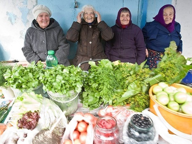 Коммунальщики накрыли синдикат «бабулек», торгующих на улицах Днепра - рис. 1