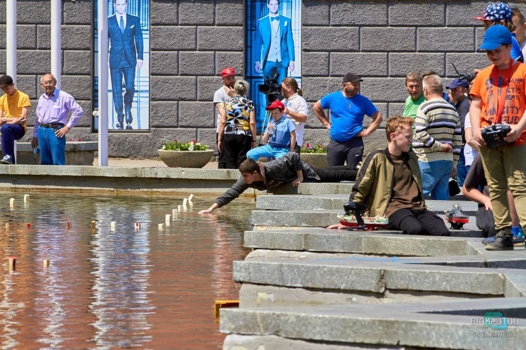 В фонтане возле горсовета Днепра запускают кораблики - рис. 1