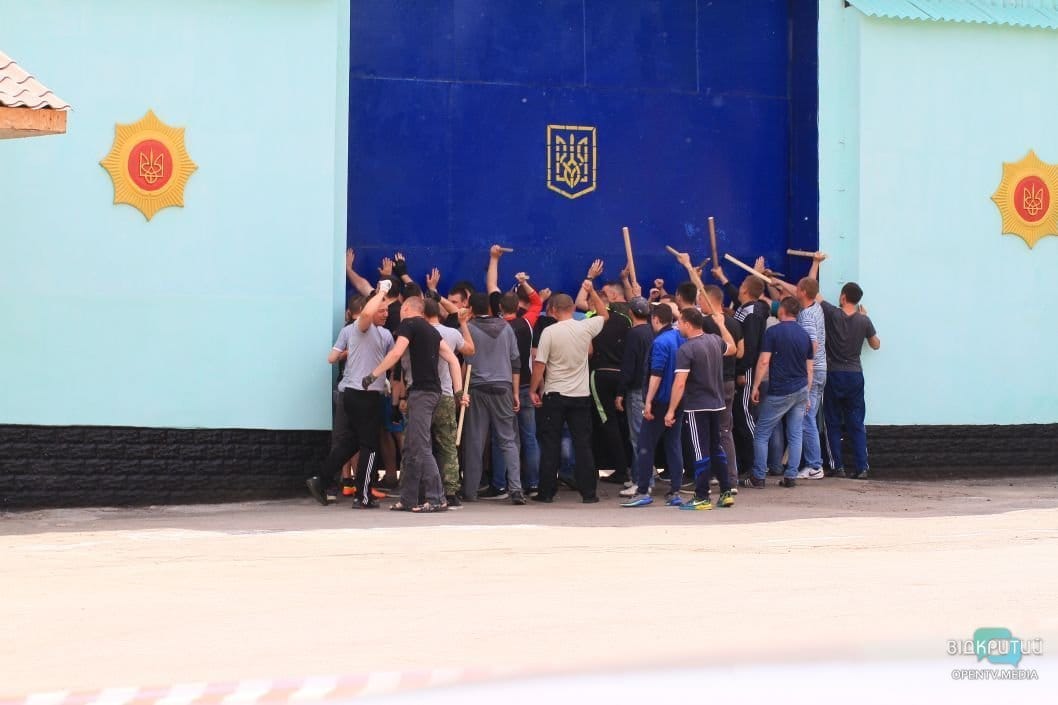 Пожар в метро, захват колонии и областного совета: что происходило в Днепре за три дня - рис. 14