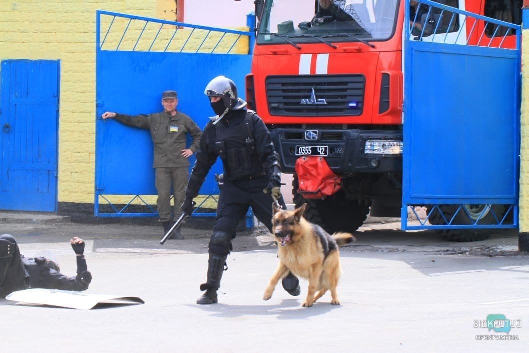 Пожар в метро, захват колонии и областного совета: что происходило в Днепре за три дня - рис. 9
