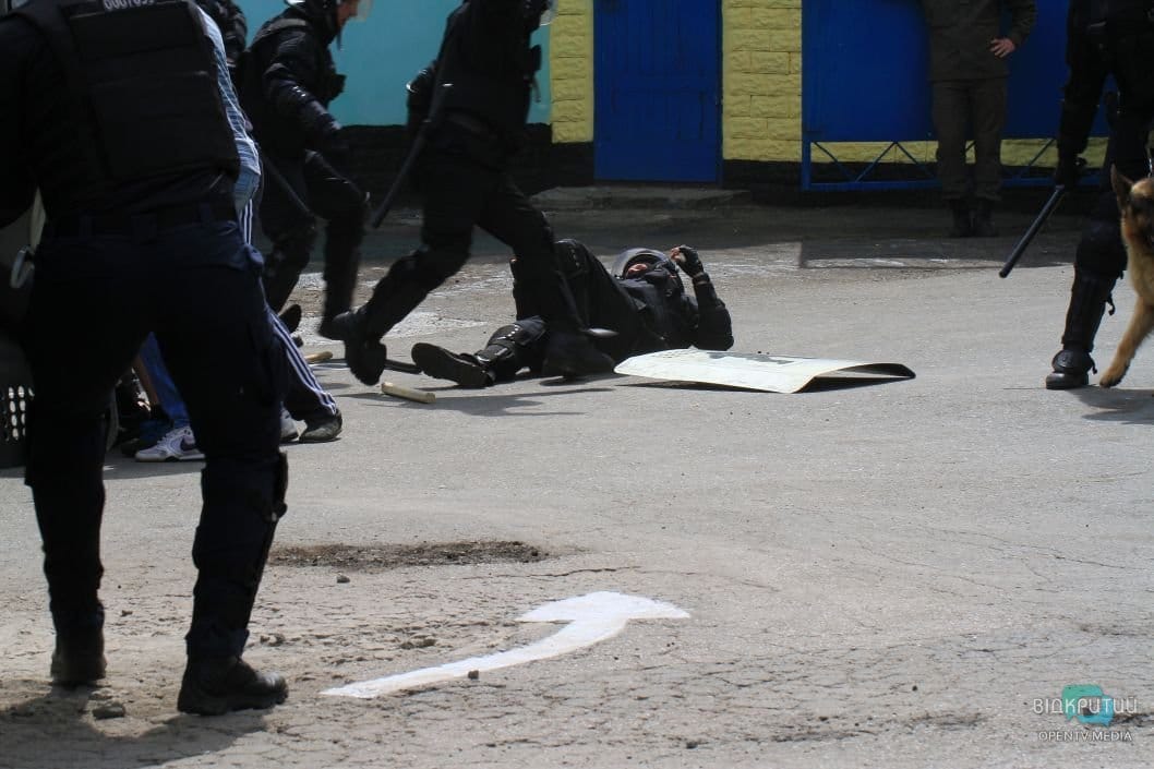 Пожар в метро, захват колонии и областного совета: что происходило в Днепре за три дня - рис. 8