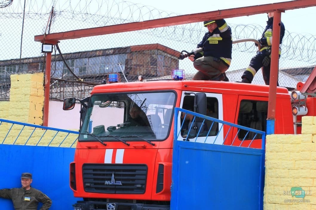 Пожар в метро, захват колонии и областного совета: что происходило в Днепре за три дня - рис. 4