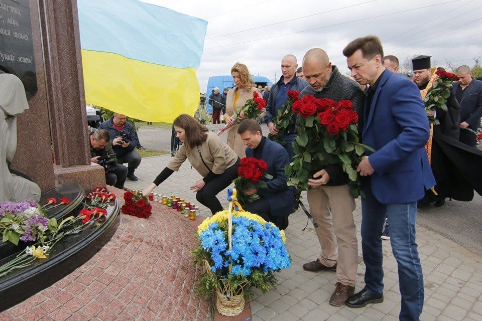 В Днепре на Краснопольском кладбище почтили память погибших на Донбассе - рис. 5