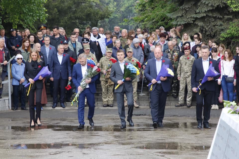 В Днепре возложили цветы к мемориалу в парке Памяти и Примирения - рис. 7