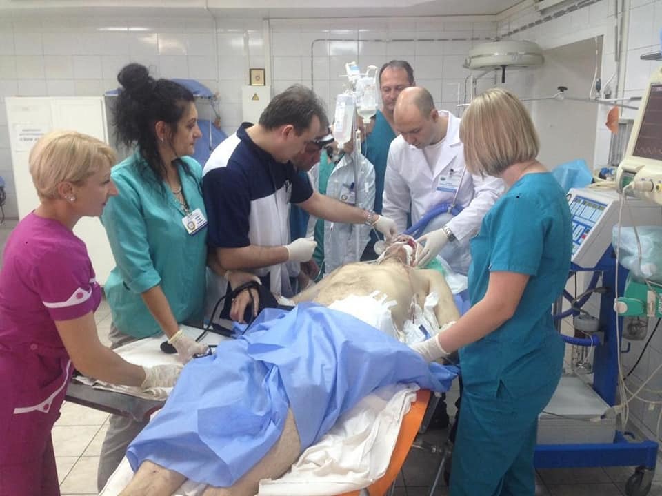 В Днепре в больнице имени Мечникова третий час оперируют раненого бойца - рис. 14