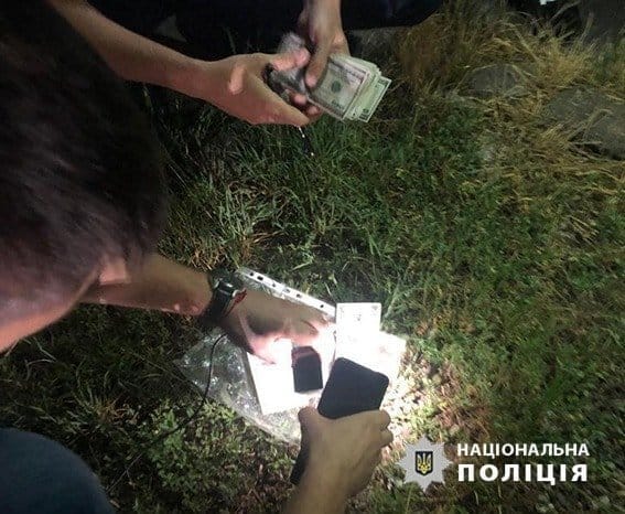 В Днепропетровской области за вымогательство взятки в двадцать тысяч долларов на горячем задержали полицейского - рис. 1