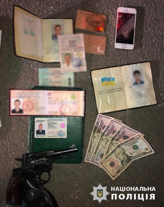 В Днепропетровской области за вымогательство взятки в двадцать тысяч долларов на горячем задержали полицейского - рис. 4
