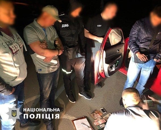В Днепропетровской области за вымогательство взятки в двадцать тысяч долларов на горячем задержали полицейского - рис. 4